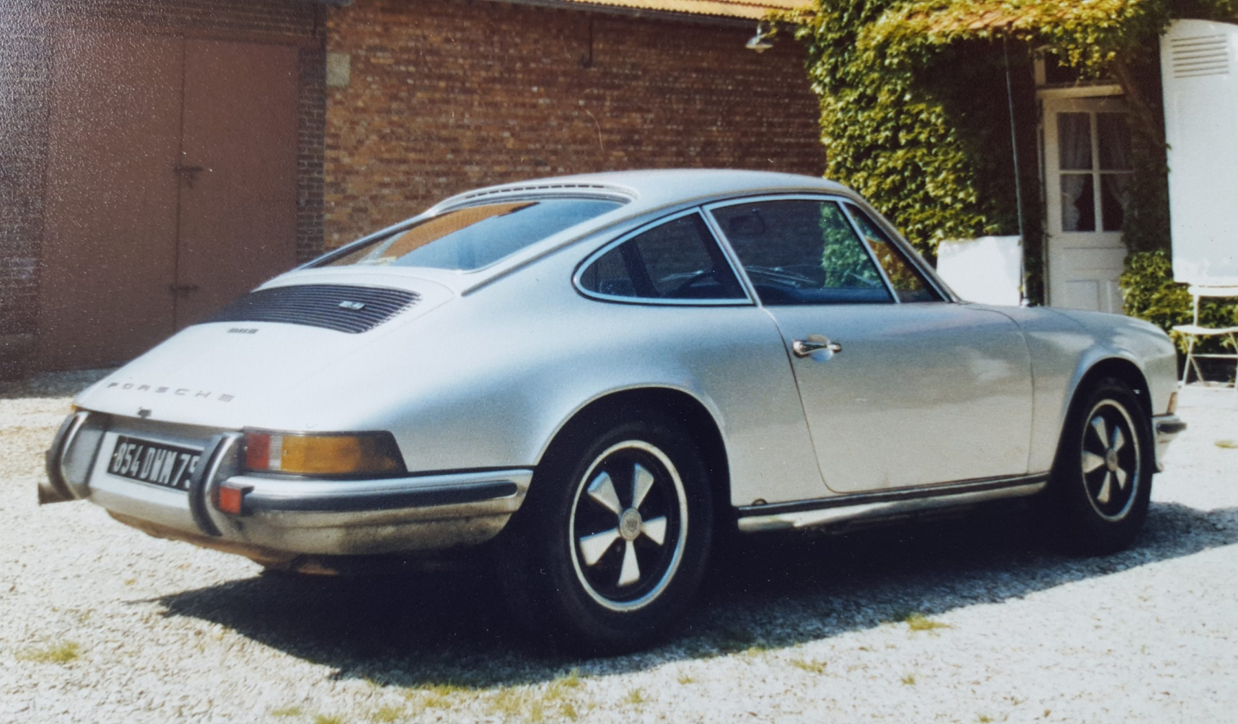 Illustration - Souvenirs d'Autos (332) 3 années inoubliables en Porsche 911 2.4 S (EP1)