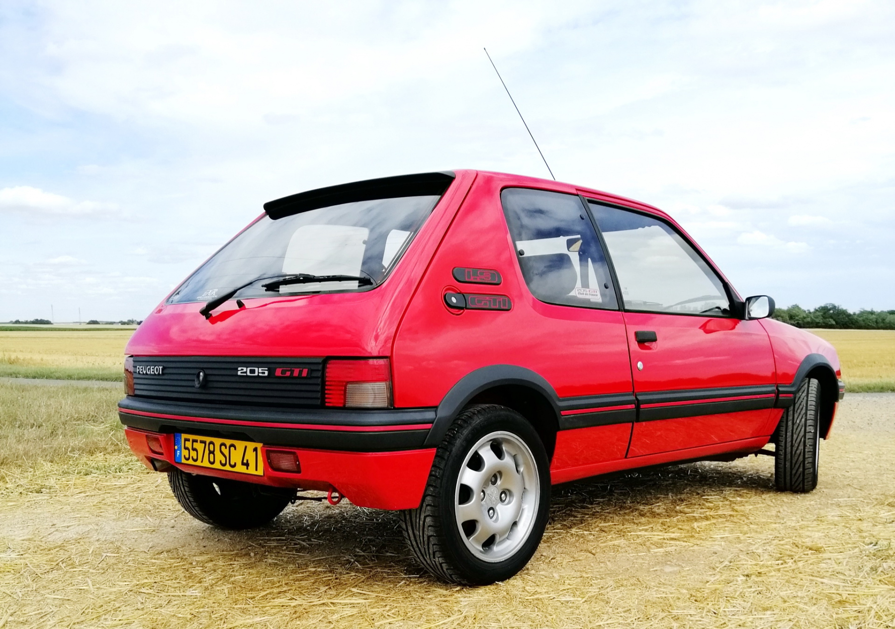 Voiture de couleur rouge - PEUGEOT 205 GTI 1.9