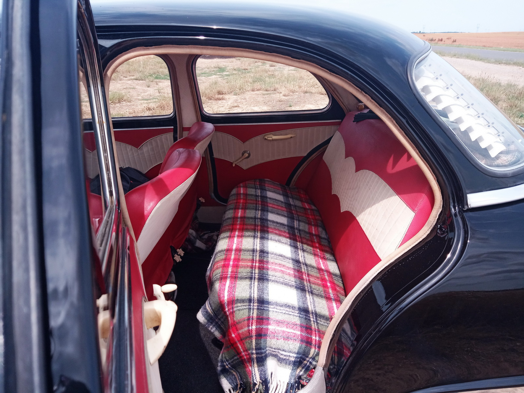 Illustration - Panhard PL17 banquette arrière