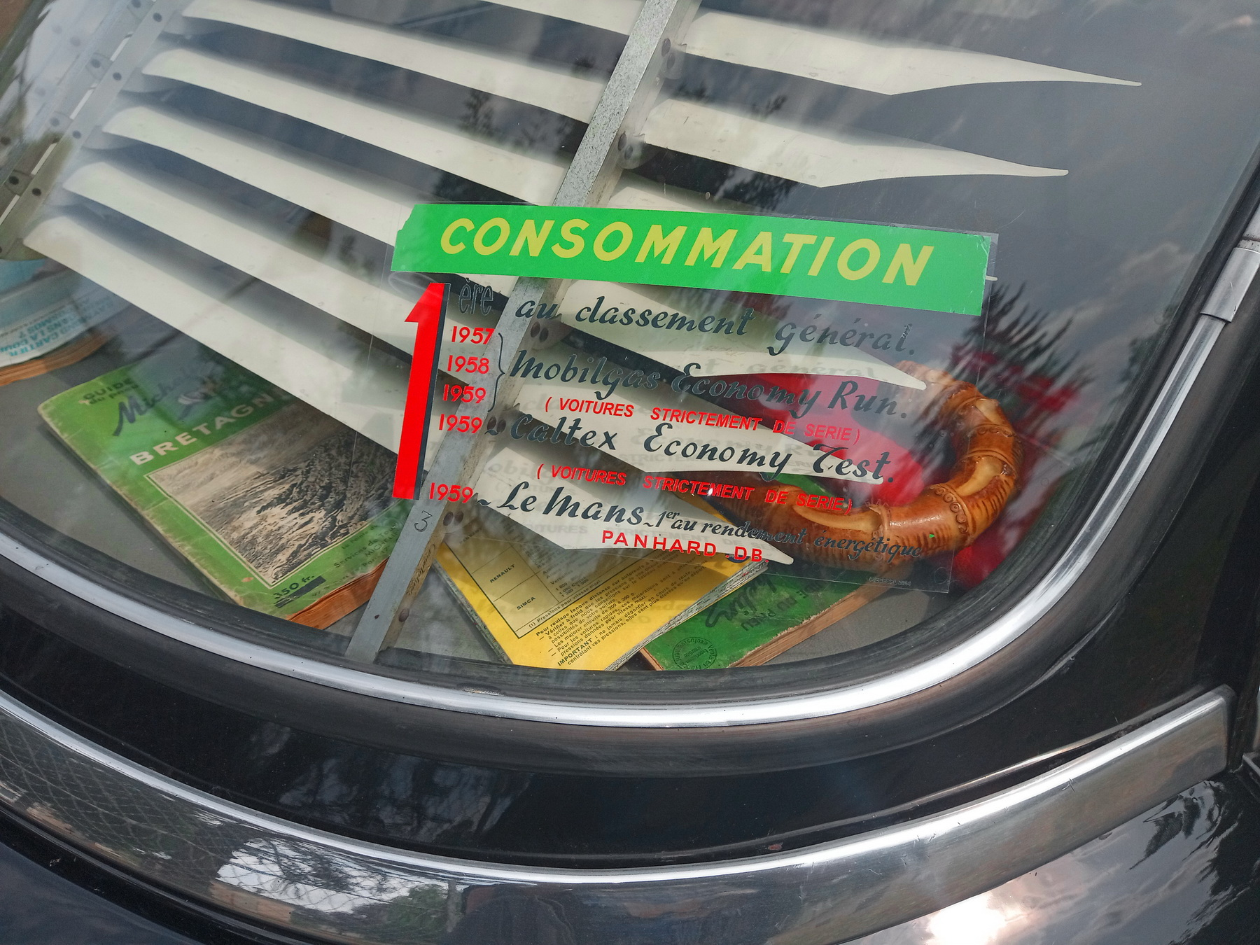 Illustration - Panhard PL17 jalousie arrière 