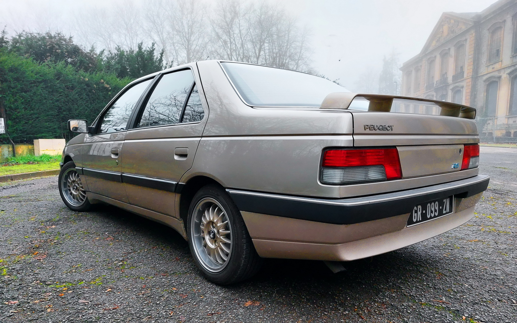 La Peugeot 405 MI16, rien à voir avec une GTI