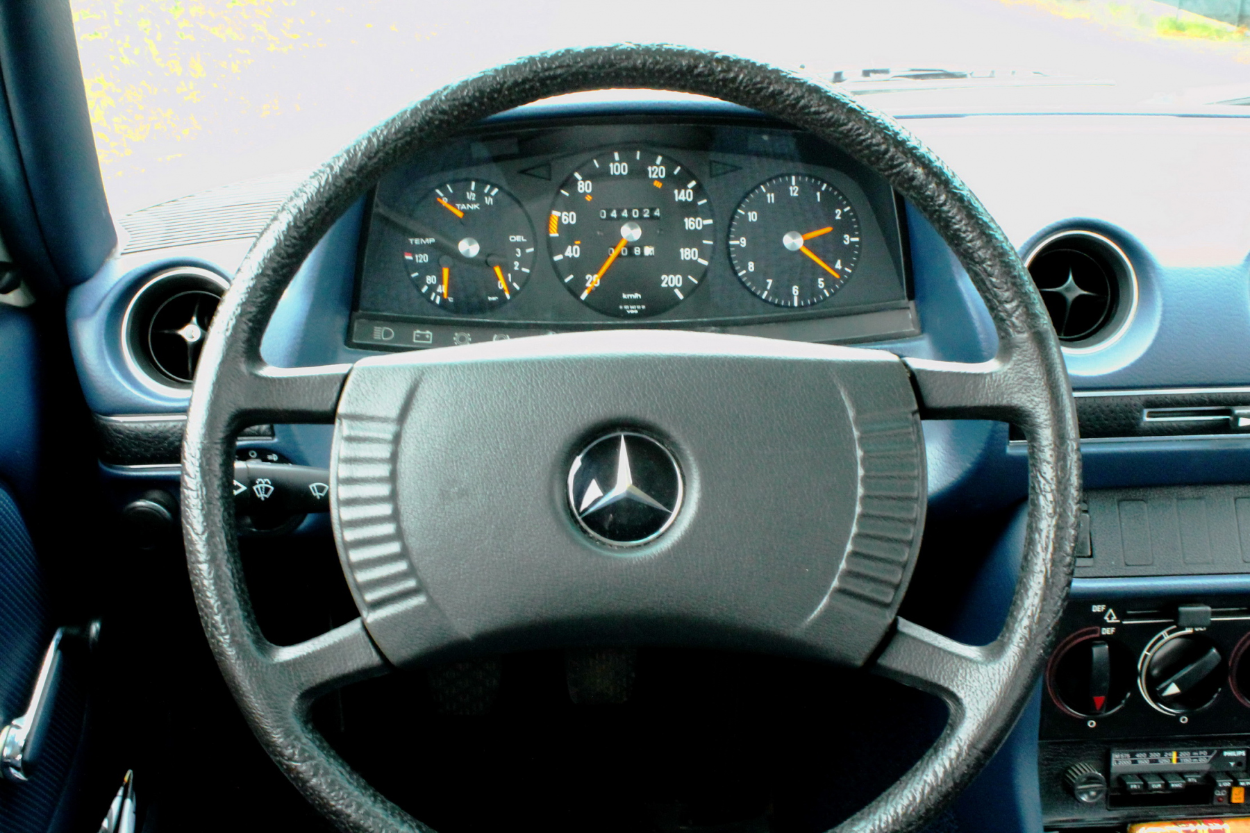 Illustration - Mercedes W123