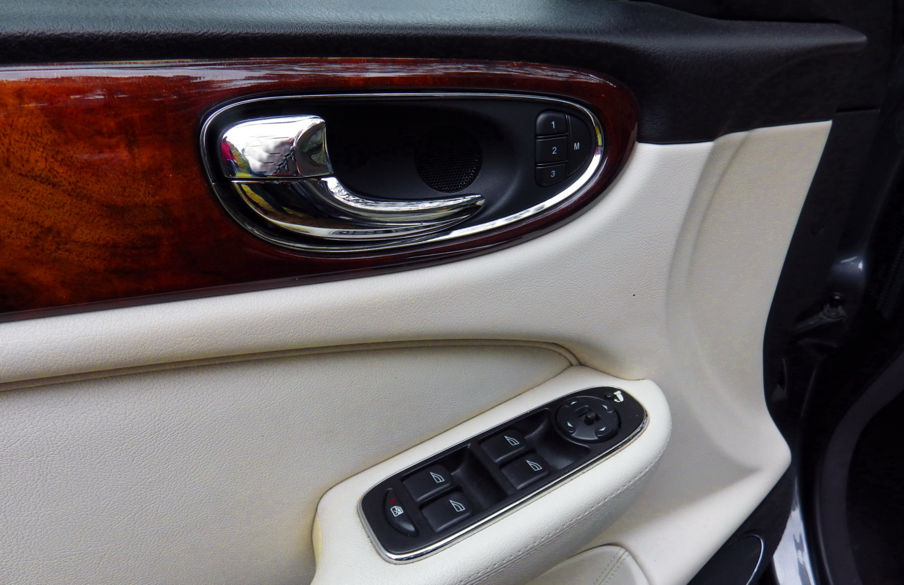 Illustration - Jaguar XJR