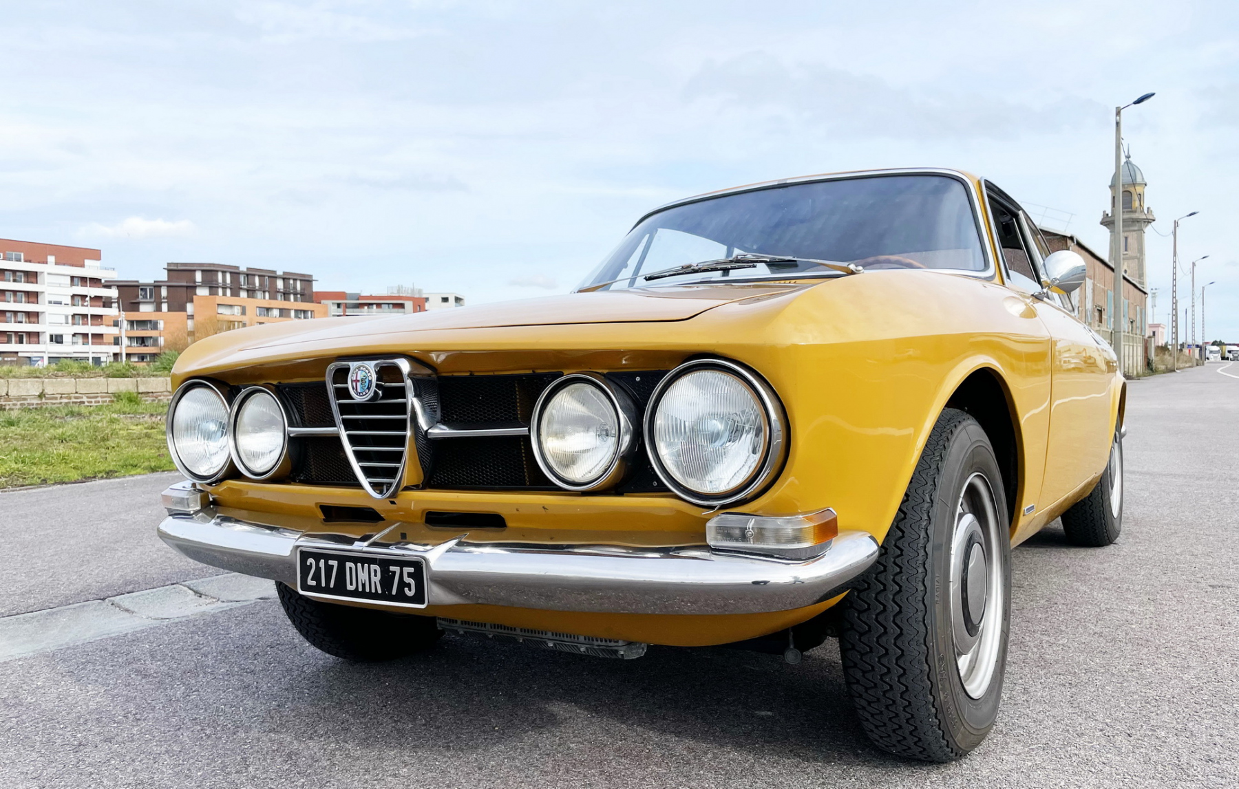 Illustration - La 1750 GT Veloce de 1969 d'Alain affiche la fameuse couleur Giallo Ocra du lancement